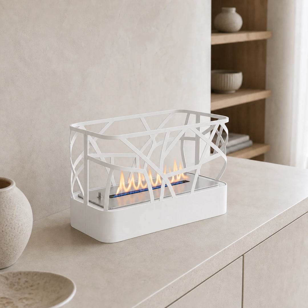 WIKAO Bioethanol Tischkamin ETNICA Tischfeuer in Weiß im verspielten Design auf einem Sideboard