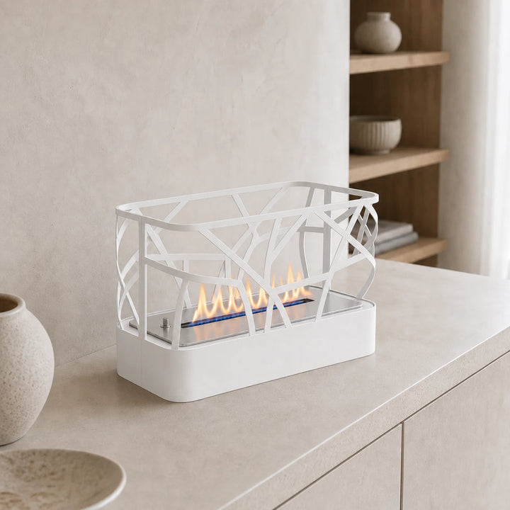 WIKAO Bioethanol Tischkamin ETNICA Tischfeuer in Weiß im verspielten Design auf einem Sideboard