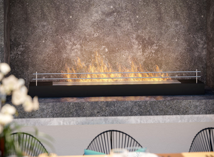 Bioethanol Tischkamin Kamineinsatz FIREBOX 1200 mit Glas in Schwarz mit Glas und Flammen, auf einem Esstisch