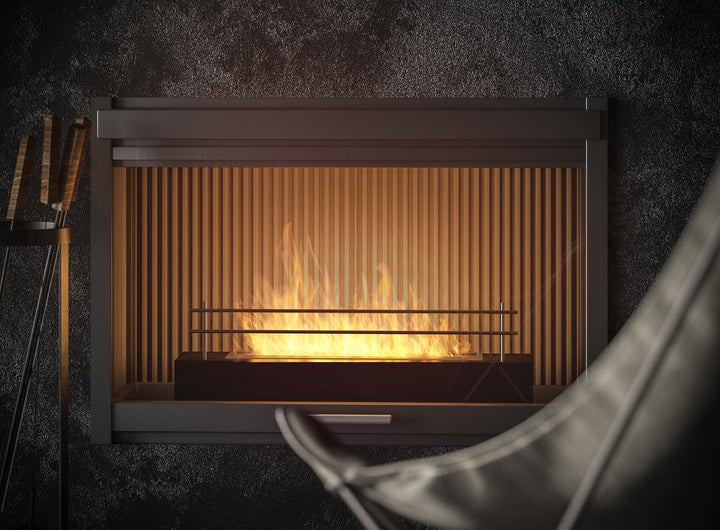 Bioethanol Tischkamin Kamineinsatz FIREBOX 600 mit Glas in einem alten Steinkamin, Nahaufnahme der Flammen