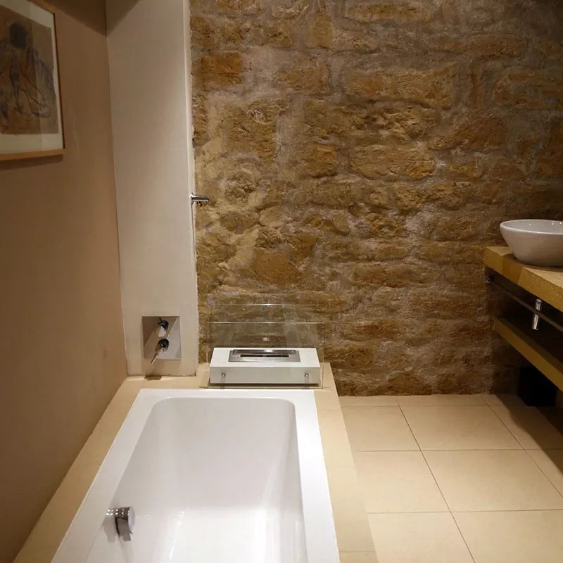 Bioethanol Tischkamin NOVITA im Badezimmer auf dem Badewannenrand
