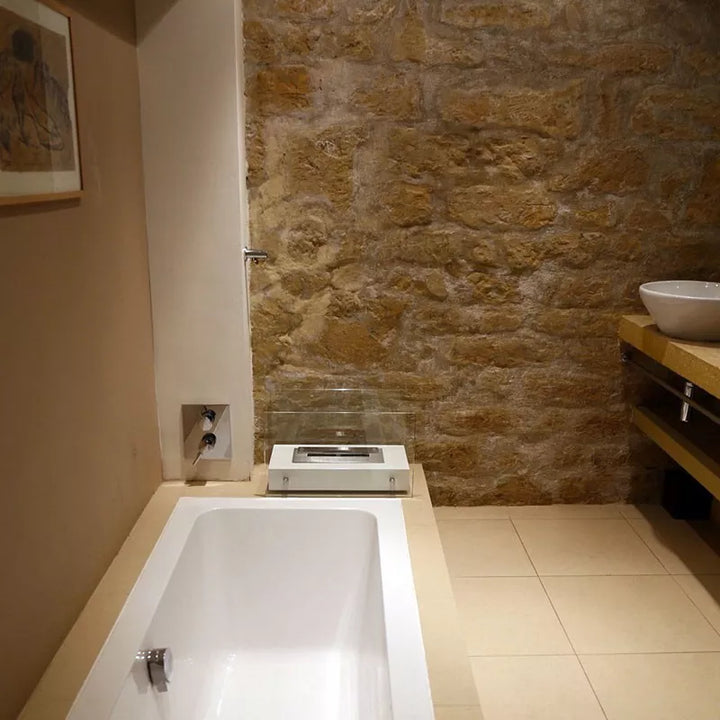 Bioethanol Tischkamin NOVITA im Badezimmer auf dem Badewannenrand