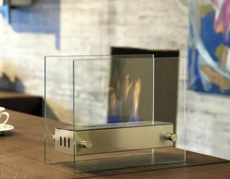 Bioethanol Tischkamin OXY aus Edelstahl mit Glas und Flammen auf einem Tisch