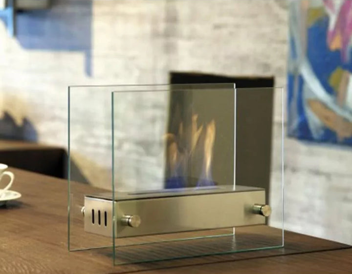 Bioethanol Tischkamin OXY aus Edelstahl mit Glas und Flammen auf einem Tisch