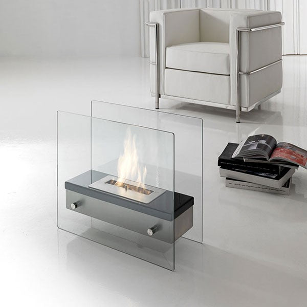 Bioethanol Tischkamin PALMA in Schwarz mit Glas und Flammen auf einer Holzkommode