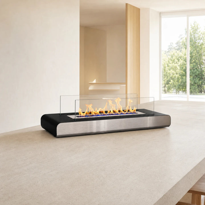 WIKAO Bioethanol Tischkamin SAND Tischfeuer in Schwarz und Edelstahloptik mit Glas auf einem Esstisch