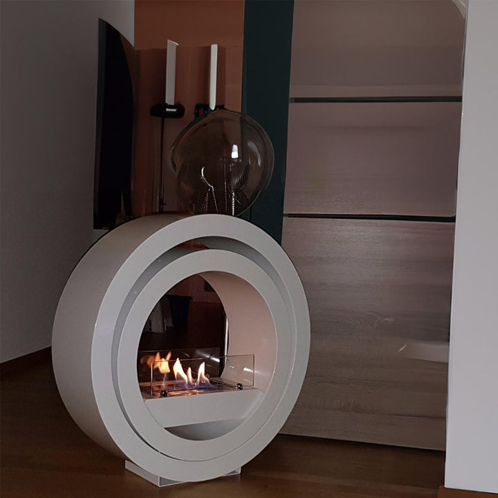 Bioethanol Tischkamin Standkamin INA in Weiß mit Glas, in einem Wohnzimmer