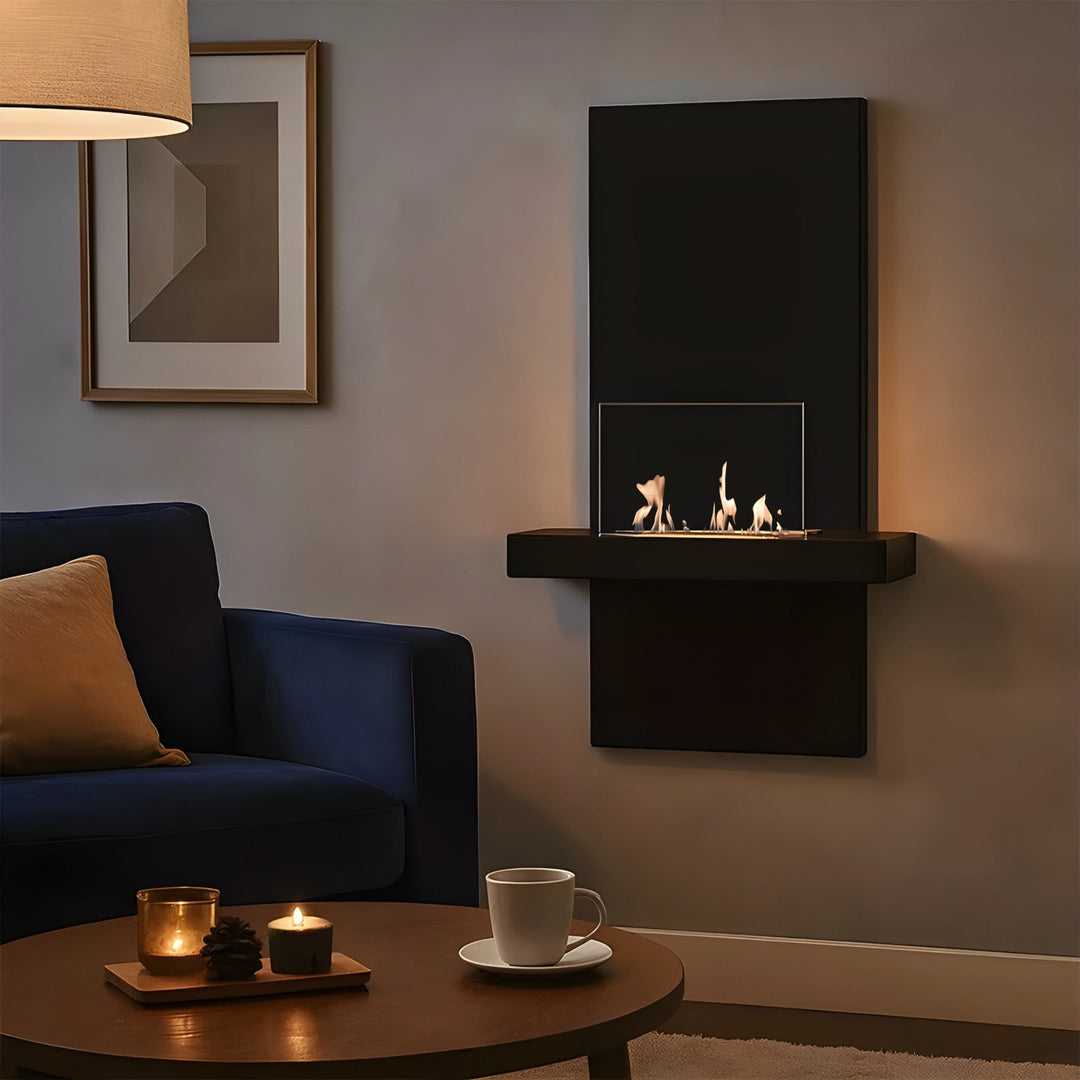 WIKAO Bioethanol Wandkamin ALIANO in Schwarz mit Glas in einem gemütlichen Wohnzimmer mit Sessel und Couchtisch