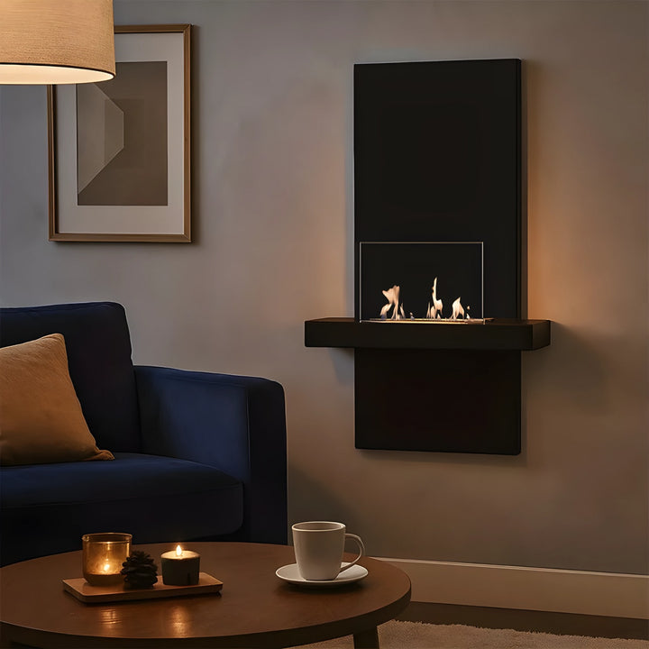 WIKAO Bioethanol Wandkamin ALIANO in Schwarz mit Glas in einem gemütlichen Wohnzimmer mit Sessel und Couchtisch