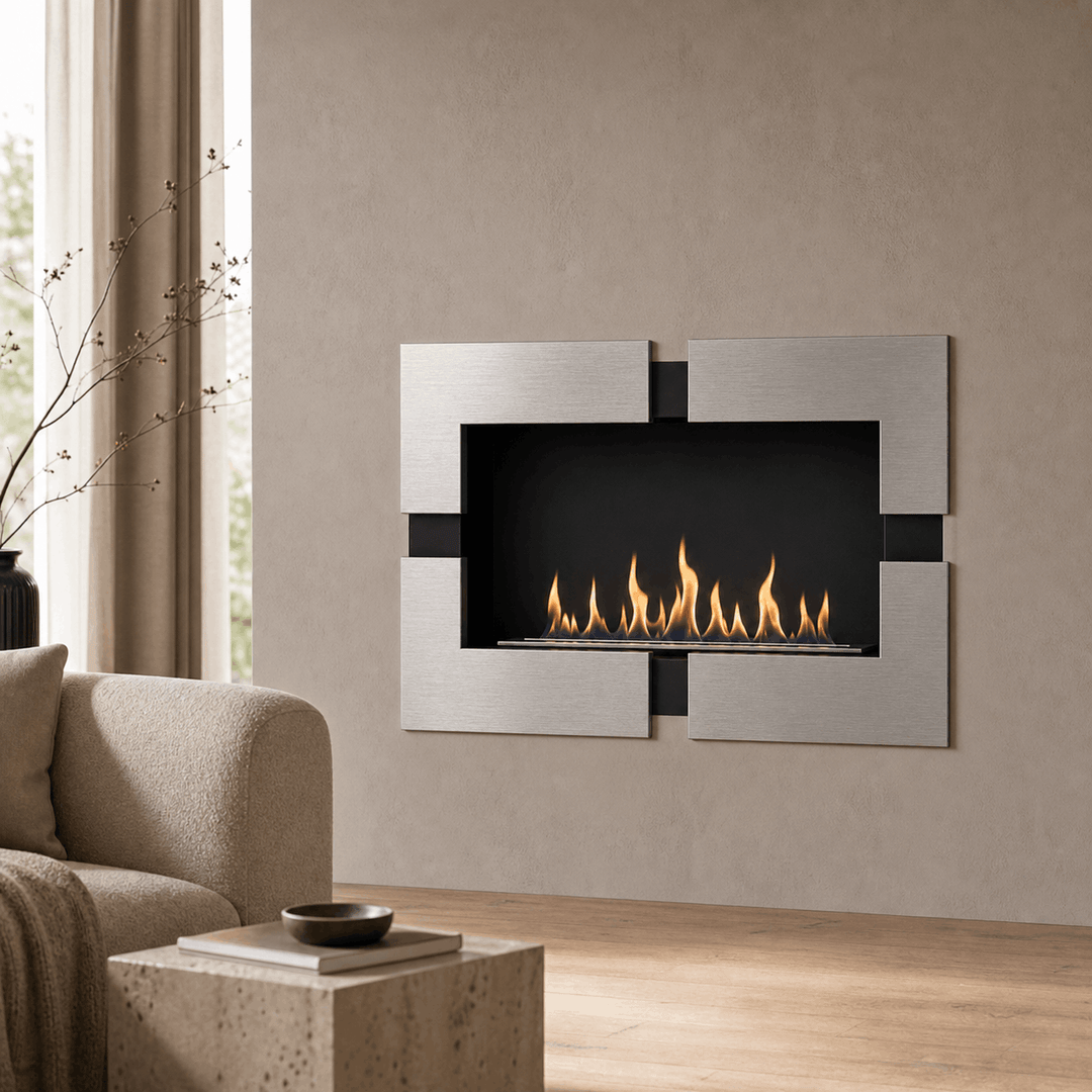 WIKAO Bioethanol Wandkamin BERGAMO RVS aus Edelstahl, frontal in einem modernen Wohnzimmer mit Flammen