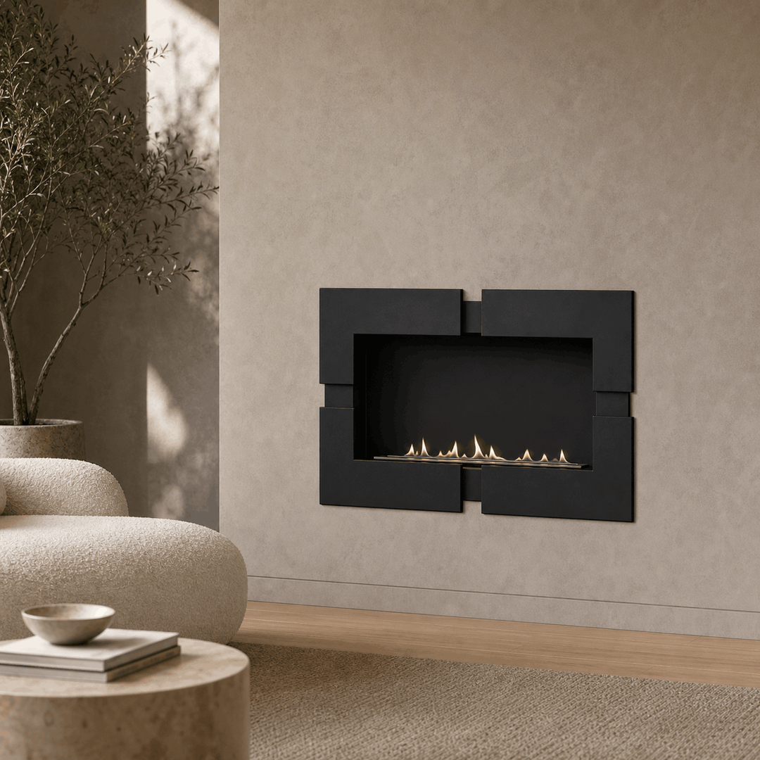 WIKAO Bioethanol Wandkamin BERGAMO in Schwarz, frontal in einem modernen Wohnzimmer mit Flammen