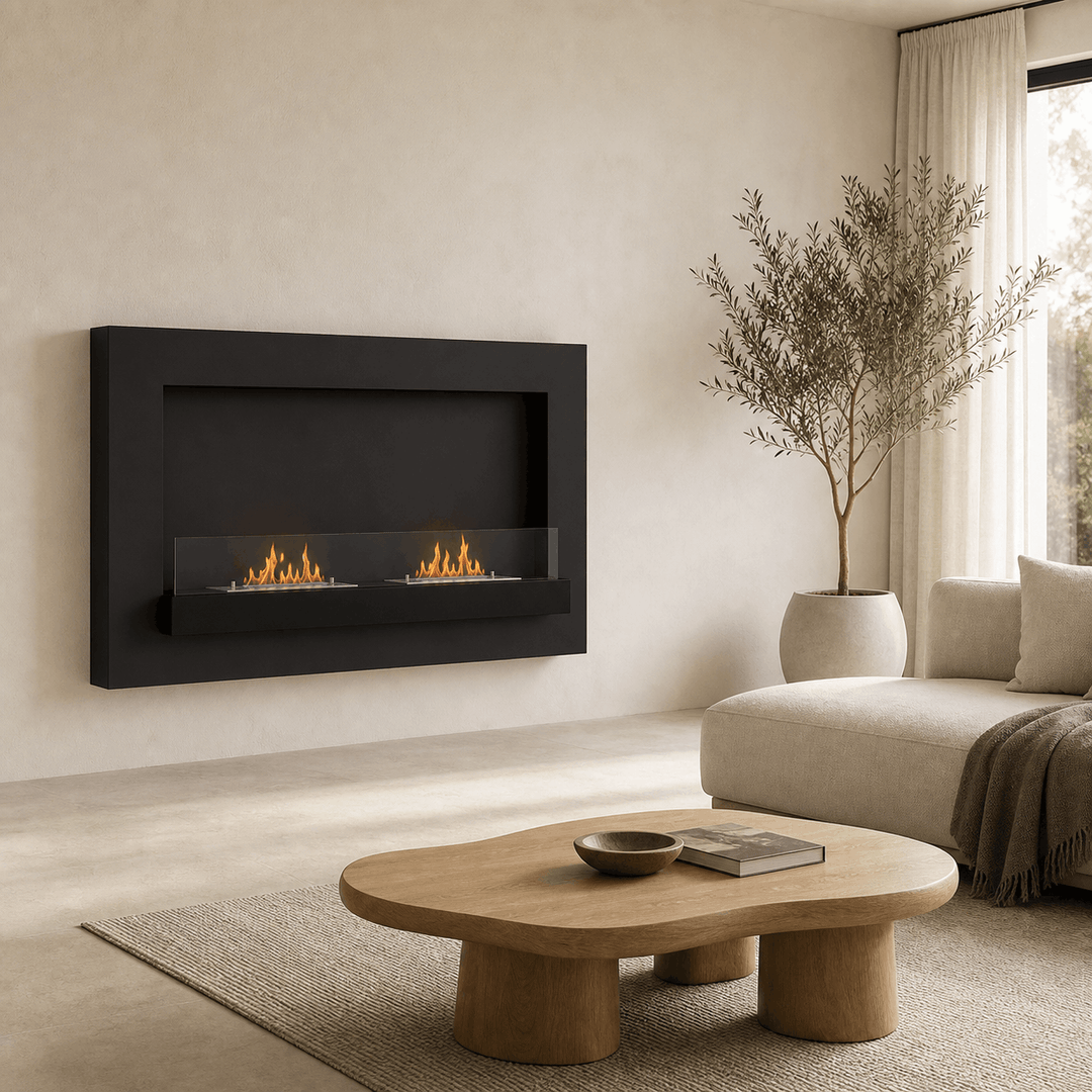 WIKAO Bioethanol Wandkamin DELIA XL in Schwarz mit Glas und zwei Brennern in einem hellen Wohnzimmer mit Sofa und Holztisch