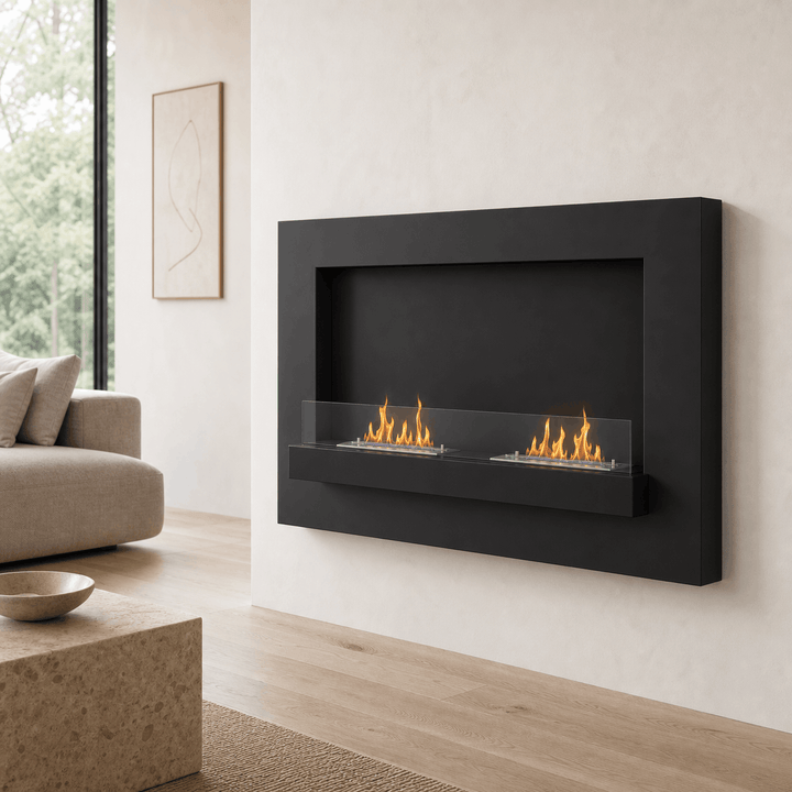 WIKAO Bioethanol Wandkamin DELIA XL in Schwarz mit Glas und zwei Brennern in einem modernen Wohnzimmer mit Sofa und Steintisch