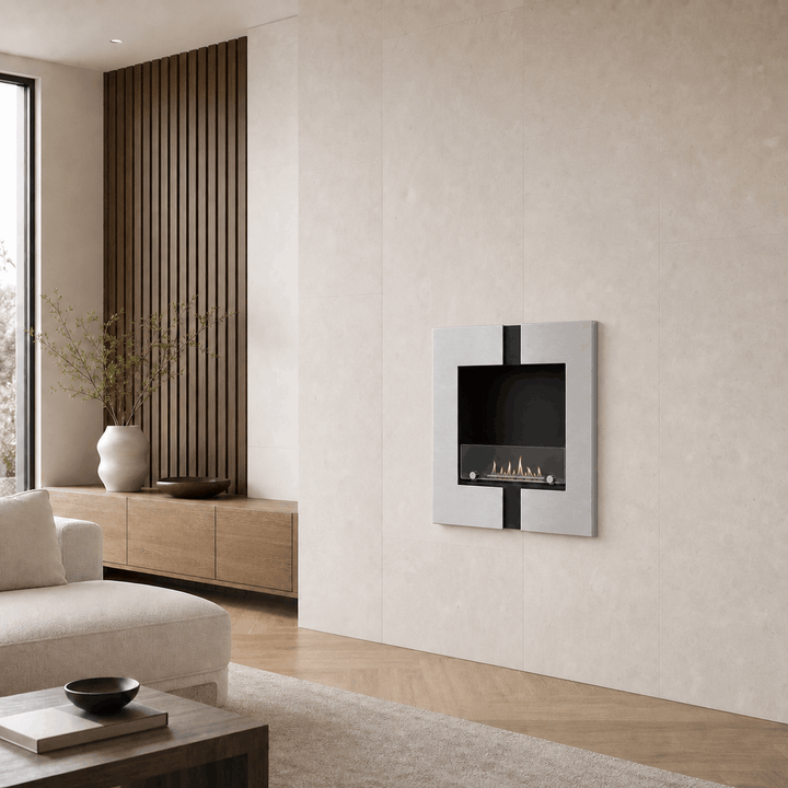 WIKAO Bioethanol Wandkamin und Einbaukamin DUO RVS in Edelstahloptik mit Glas in einem hellen Wohnzimmer mit Holzlamellen und Sideboard