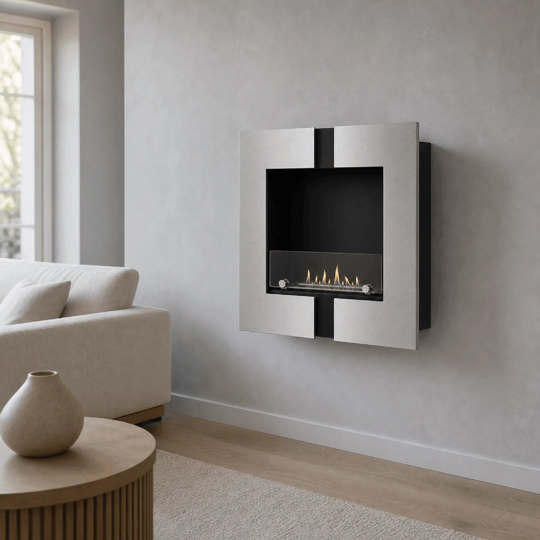 WIKAO Bioethanol Wandkamin und Einbaukamin DUO RVS in Edelstahloptik mit Glas in einem hellen Wohnzimmer mit Sofa