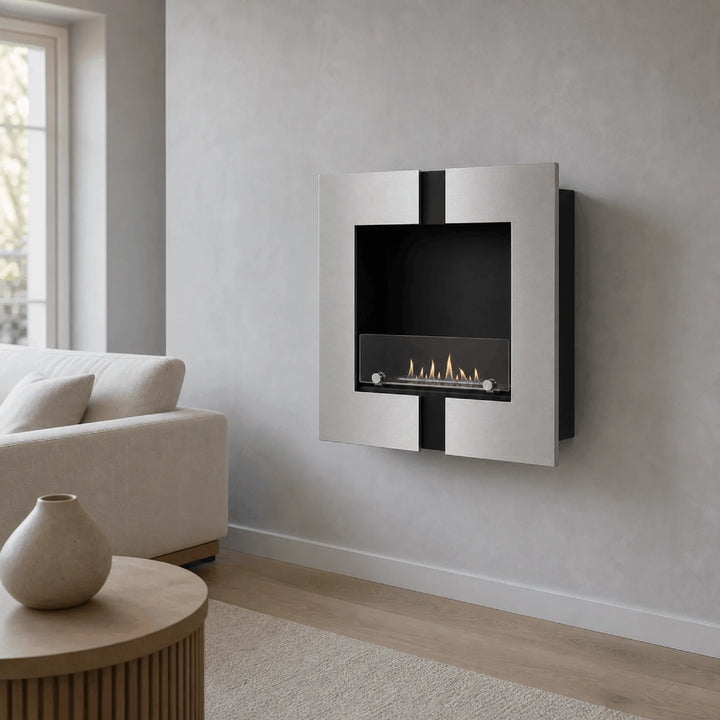 WIKAO Bioethanol Wandkamin und Einbaukamin DUO RVS in Edelstahloptik mit Glas in einem hellen Wohnzimmer mit Sofa