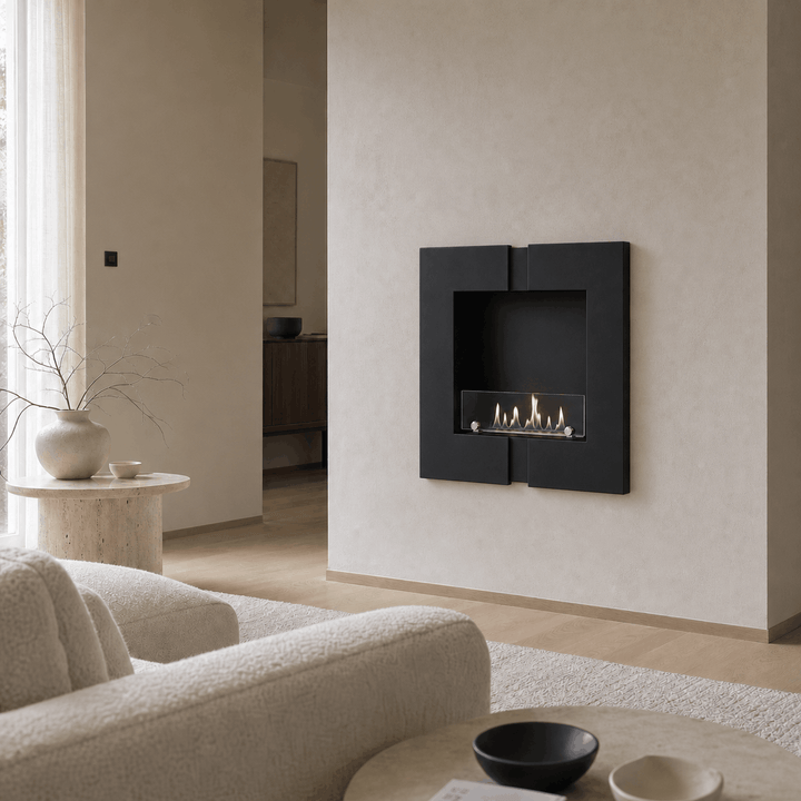WIKAO Bioethanol Wandkamin und Einbaukamin DUO in Schwarz mit Glas in einem hellen Wohnzimmer mit Sessel und Vase