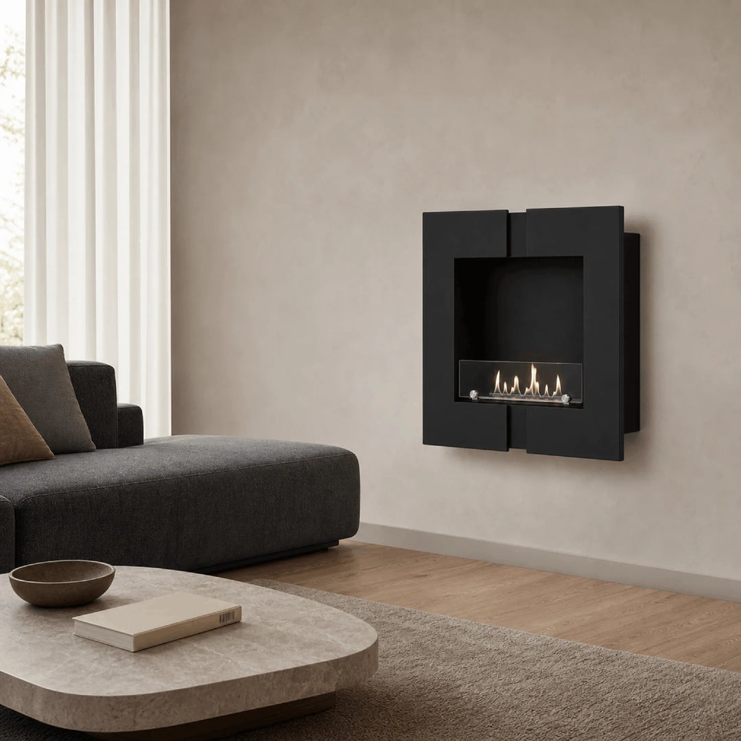 WIKAO Bioethanol Wandkamin und Einbaukamin DUO in Schwarz mit Glas in einem hellen Wohnzimmer mit Sofa