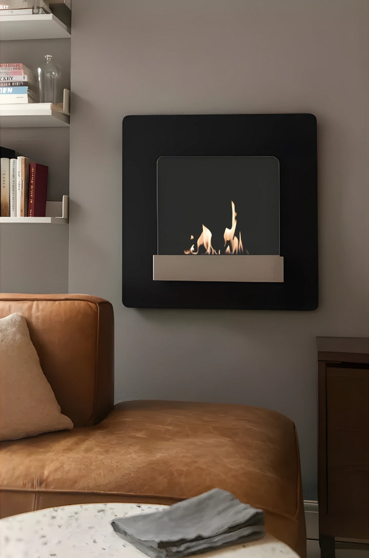 Bioethanol Wandkamin FLUENCE in Schwarz mit Flammen im modernen Wohnzimmer