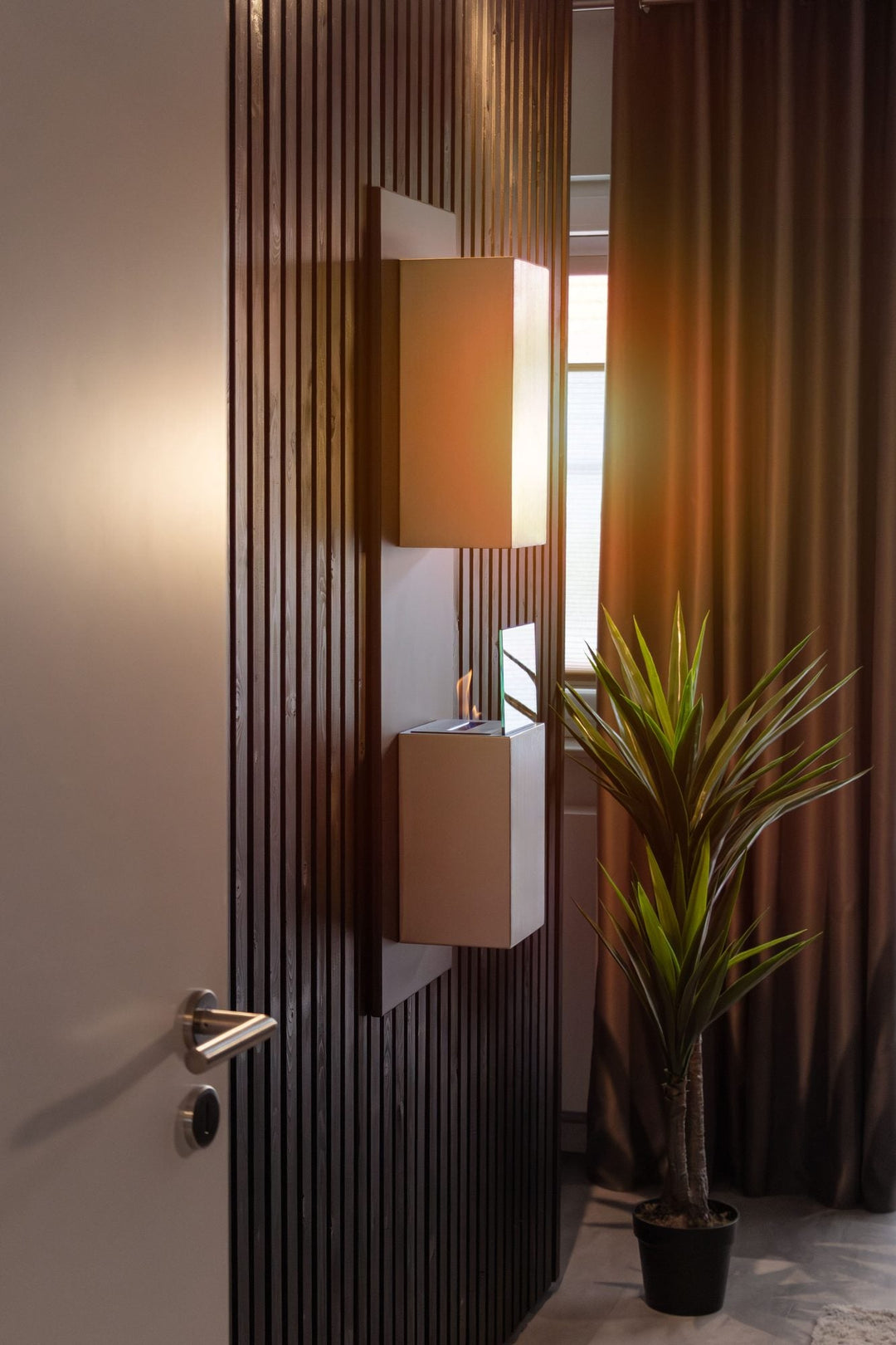 WIKAO Bioethanol Wandkamin KAPTUR in Schwarz mit Glas, seitlich an einer Holzwand im Wohnzimmer