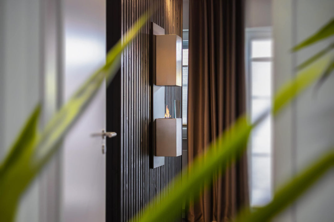 WIKAO Bioethanol Wandkamin KAPTUR in Schwarz mit Glas, seitlich an einer Holzwand im Wohnzimmer