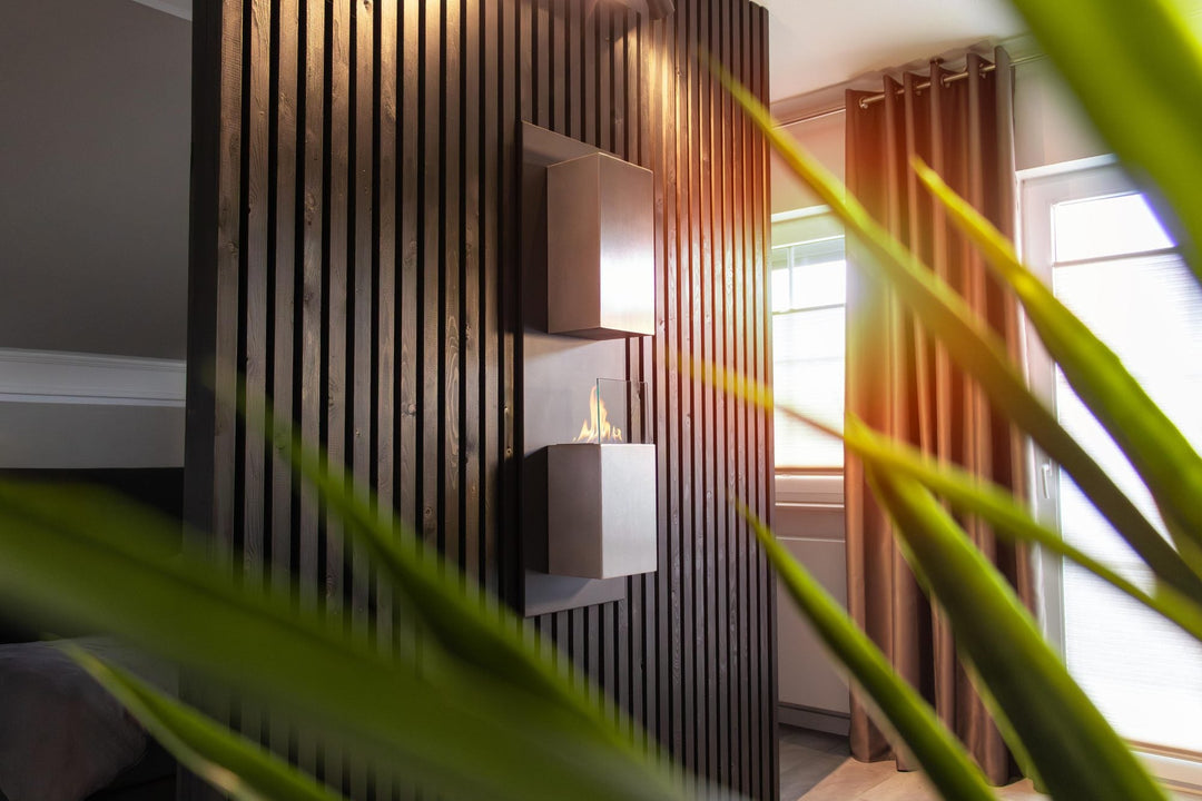 WIKAO Bioethanol Wandkamin KAPTUR in Schwarz mit Glas, vertikal an einer Holzwand im Wohnzimmer