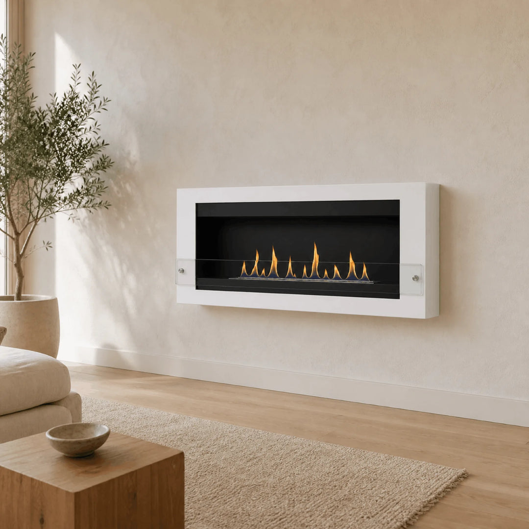 WIKAO Bioethanol Wandkamin LIVERNO in Weiß mit schwarzem Innenraum und Glas in einem hellen Wohnzimmer mit Sofa