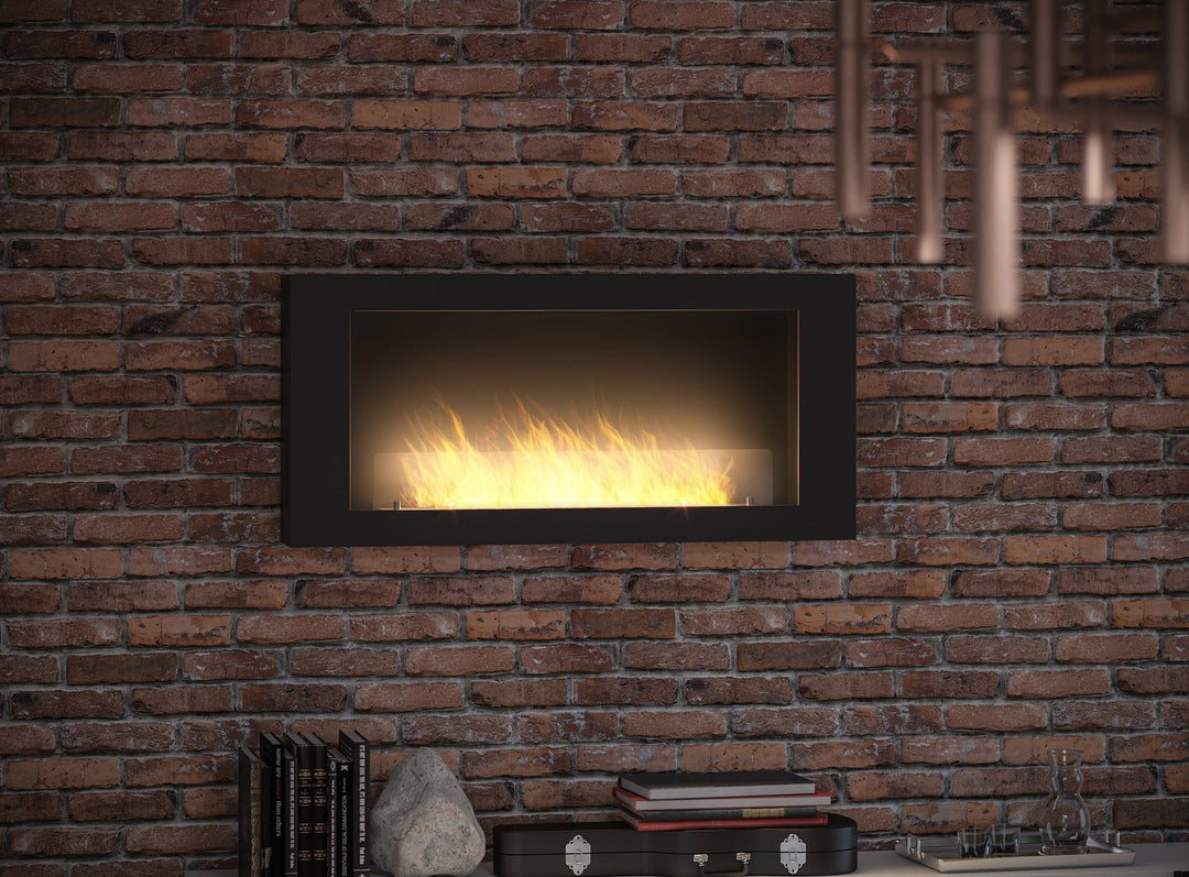 InFire Bioethanol Wandkamin MURALL 1200 in Schwarz mit Glas, Nahaufnahme an einer Ziegelwand