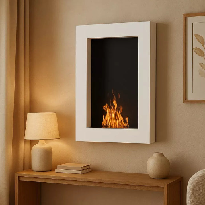 WIKAO Bioethanol Wandkamin und Einbaukamin NINA in Weiß mit schwarzem Innenraum über einem Sideboard mit Tischlampe