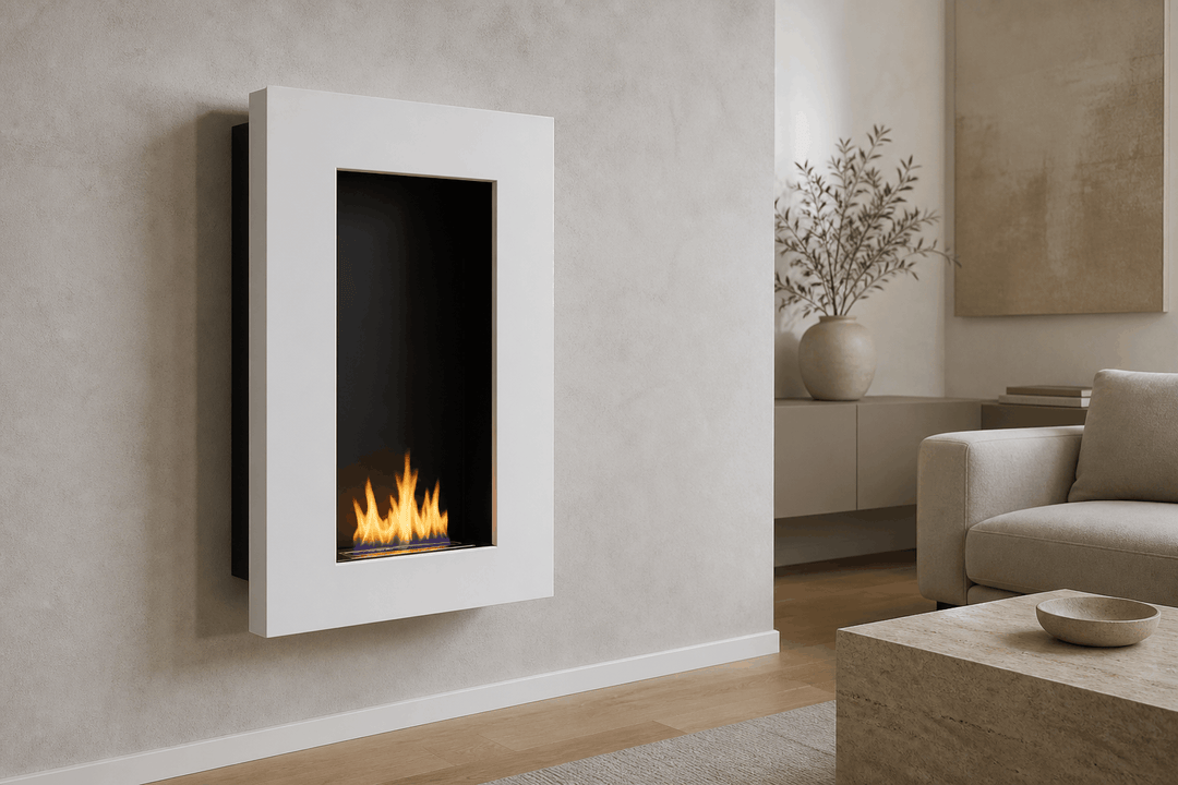WIKAO Bioethanol Wandkamin und Einbaukamin NINA in Weiß mit schwarzem Innenraum in einem hellen Wohnzimmer mit Sofa
