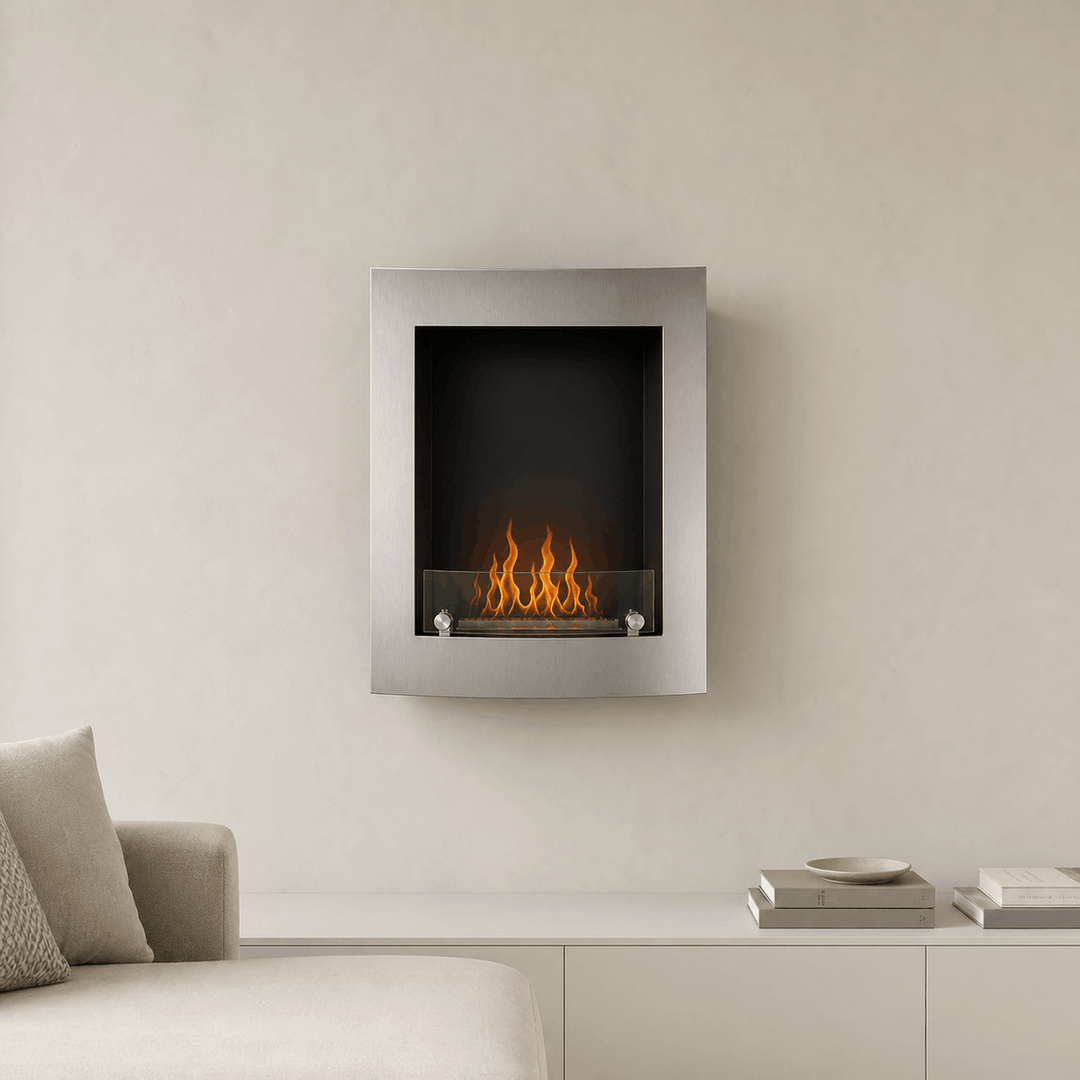 WIKAO Bioethanol Wandkamin PARIS in Edelstahloptik mit Glas, frontal in einem hellen Wohnzimmer mit Flammen