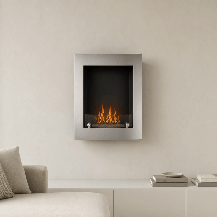 WIKAO Bioethanol Wandkamin PARIS in Edelstahloptik mit Glas, frontal in einem hellen Wohnzimmer mit Flammen