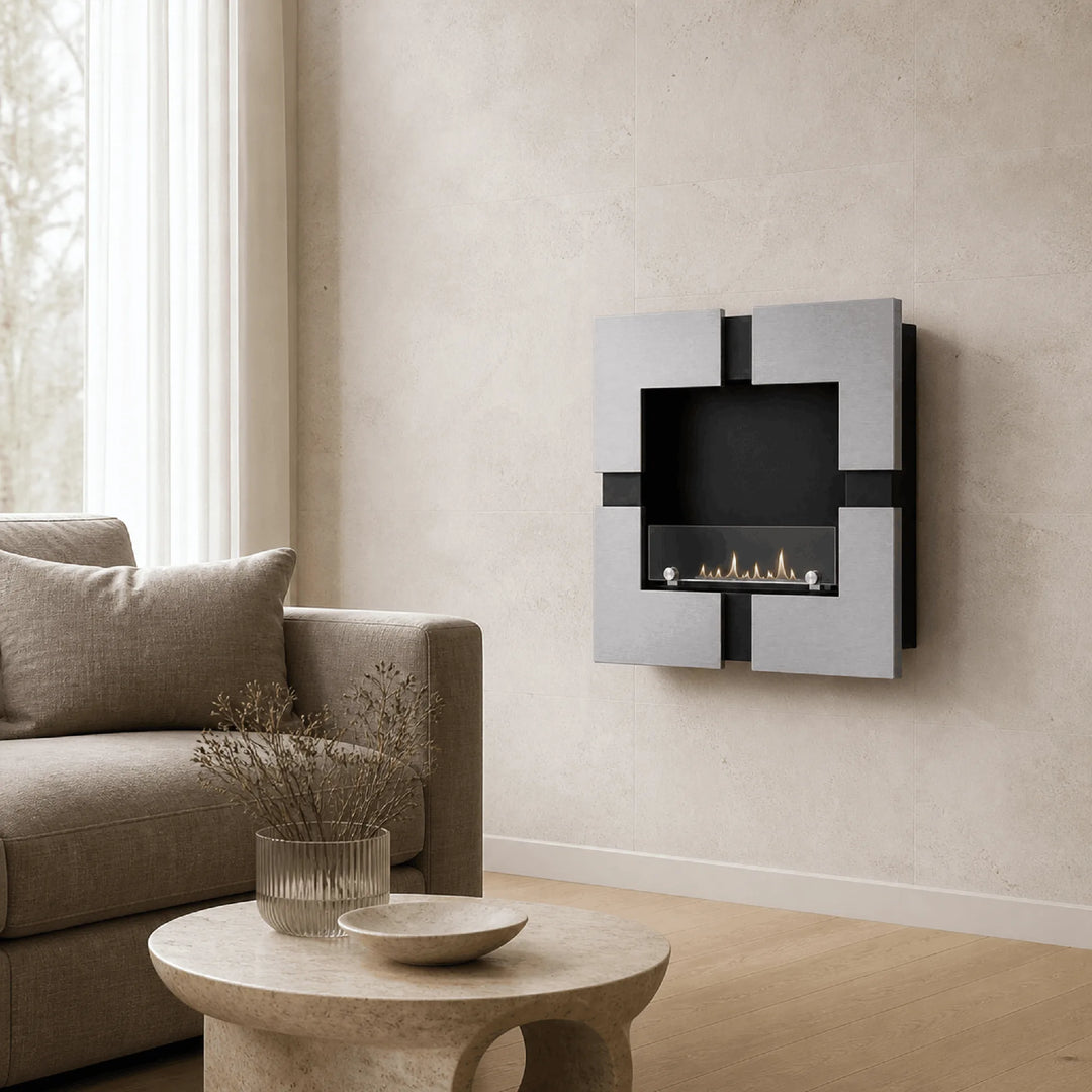 WIKAO Bioethanol Wandkamin und Einbaukamin QUATTRO RVS in Edelstahloptik mit Glas in einem hellen Wohnzimmer mit Sofa