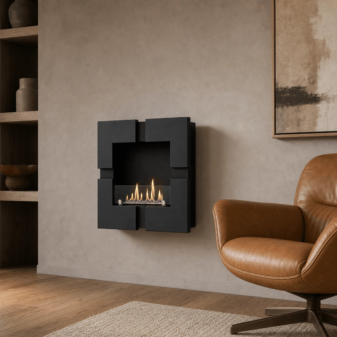 WIKAO Bioethanol Wandkamin und Einbaukamin QUATTRO in Schwarz mit Glas in einem Wohnzimmer mit Ledersessel