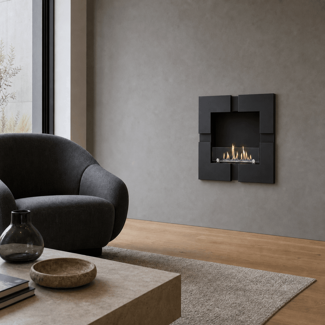 WIKAO Bioethanol Wandkamin und Einbaukamin QUATTRO in Schwarz mit Glas in einem modernen Wohnzimmer mit schwarzem Sessel und Couchtisch