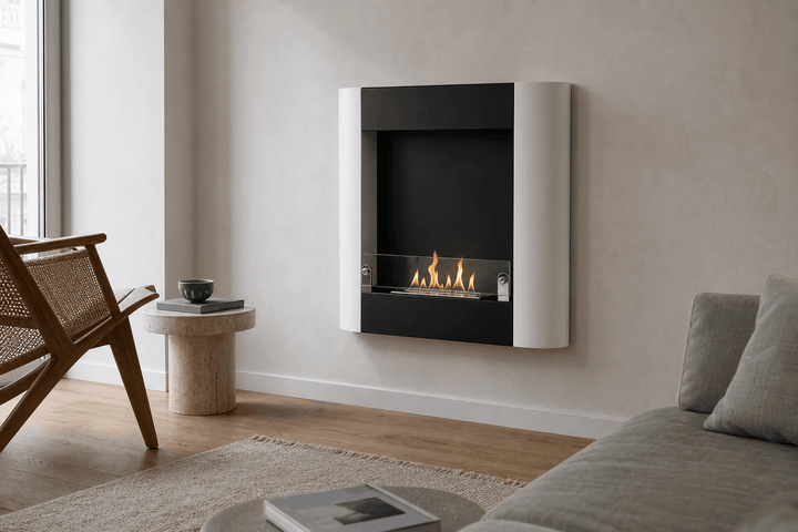WIKAO Bioethanol Wandkamin ROMA in Mattweiß und Mattschwarz mit Glas in einem minimalistischen Wohnzimmer mit Holzstuhl