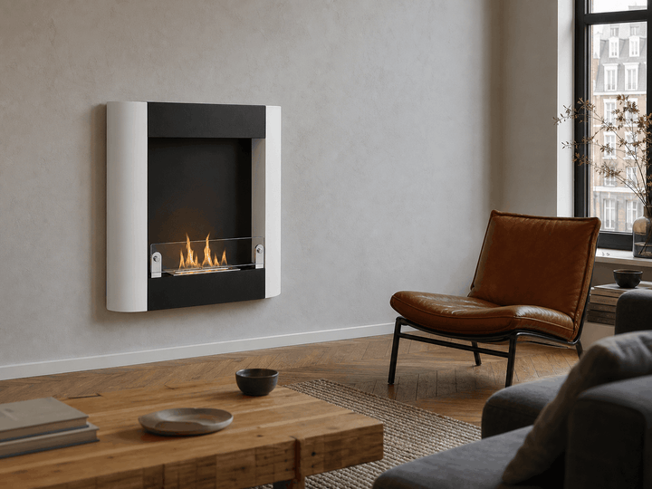 WIKAO Bioethanol Wandkamin ROMA in Mattweiß und Mattschwarz mit Glas in einem Wohnzimmer mit braunem Lederstuhl