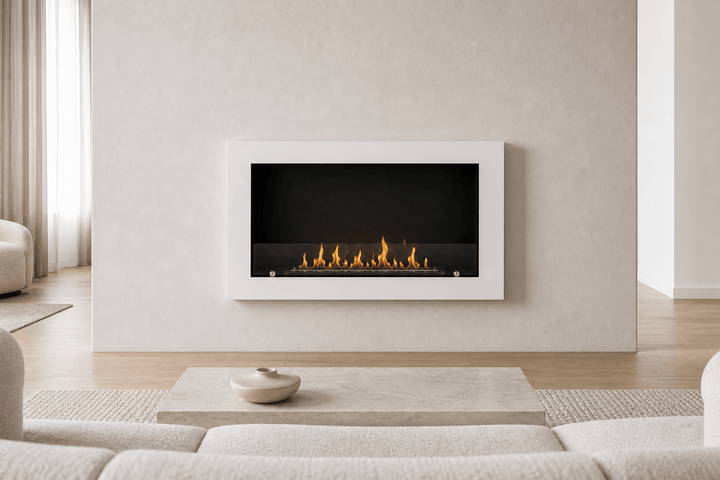 Bioethanol Wandkamin SARANA in Weiß mit Glas und Flammen in hellem Wohnzimmer