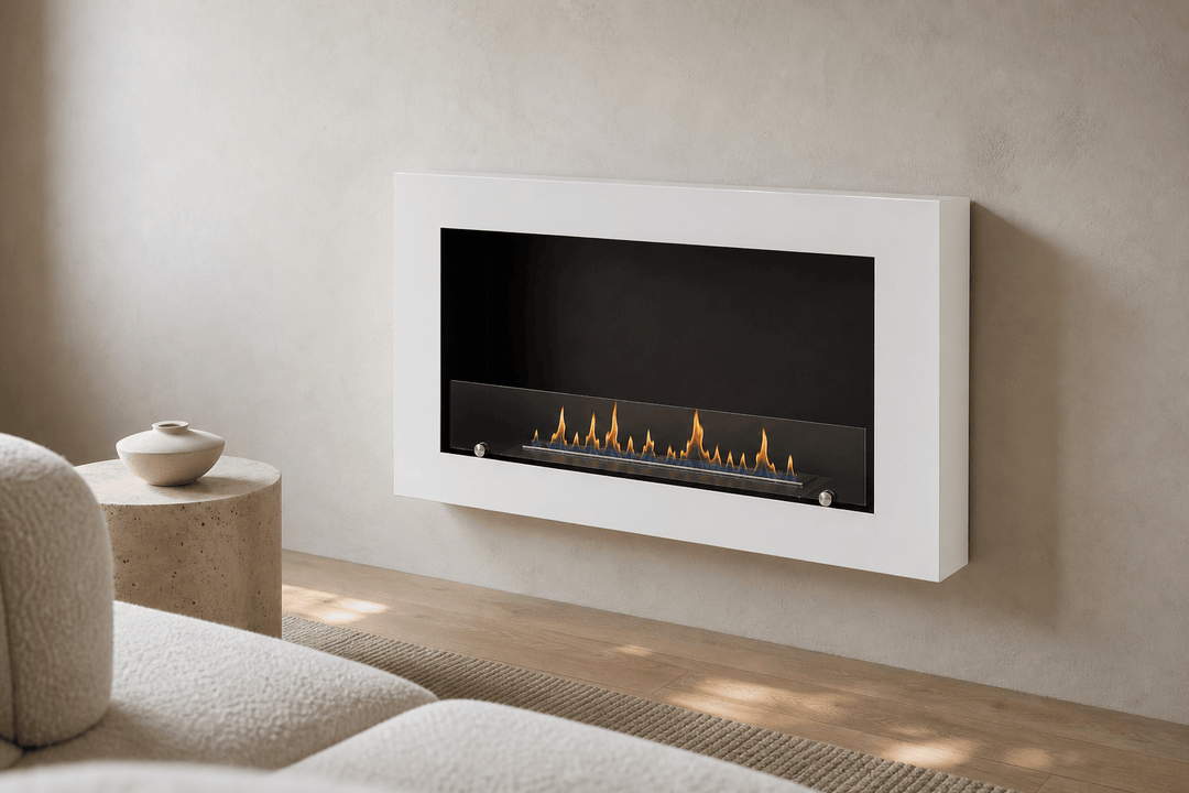 Bioethanol Wandkamin SARANA in Weiß mit Glas und Flammen in minimalistischem Wohnzimmer