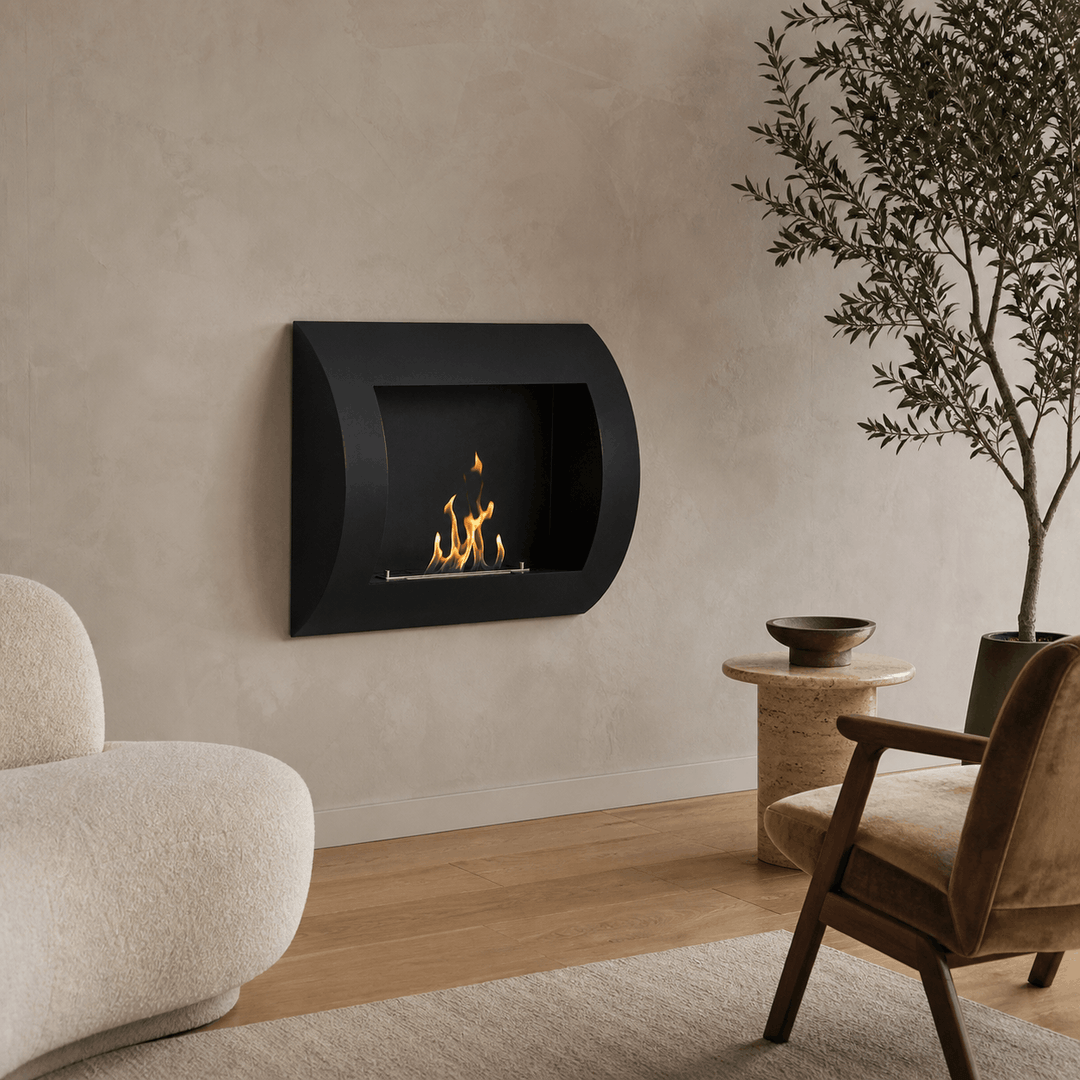 WIKAO Bioethanol Wandkamin SOLO in Schwarz, in einem modernen Wohnzimmer mit Flammen