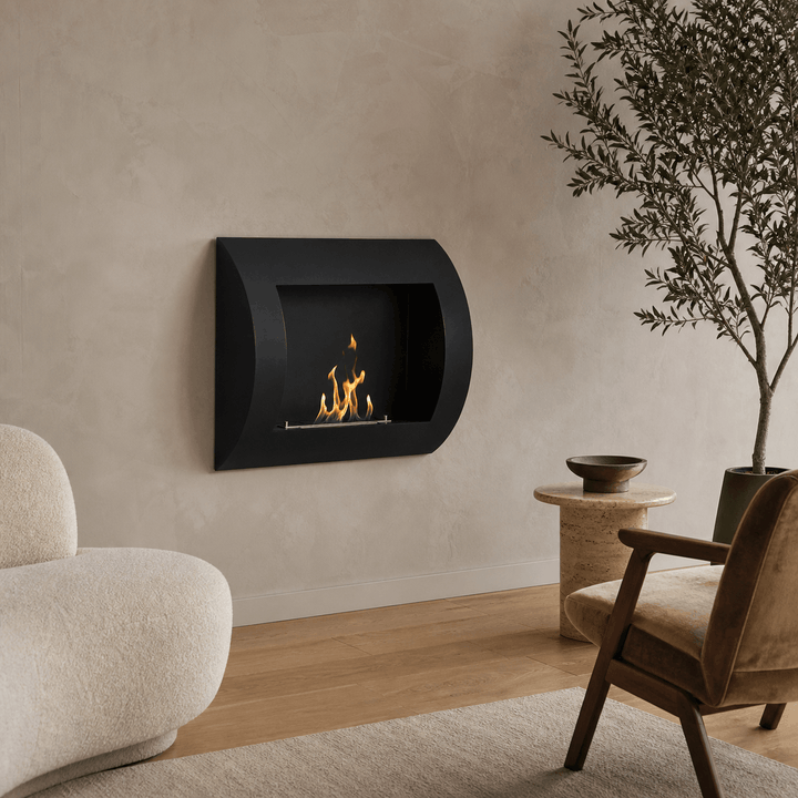 WIKAO Bioethanol Wandkamin SOLO in Schwarz, in einem modernen Wohnzimmer mit Flammen