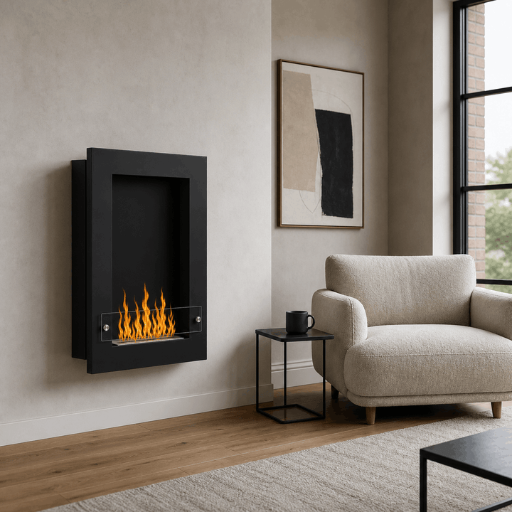 WIKAO Bioethanol Wandkamin und Einbaukamin VERTIGO in Schwarz mit Glas, vertikal montiert in einem hellen Wohnzimmer