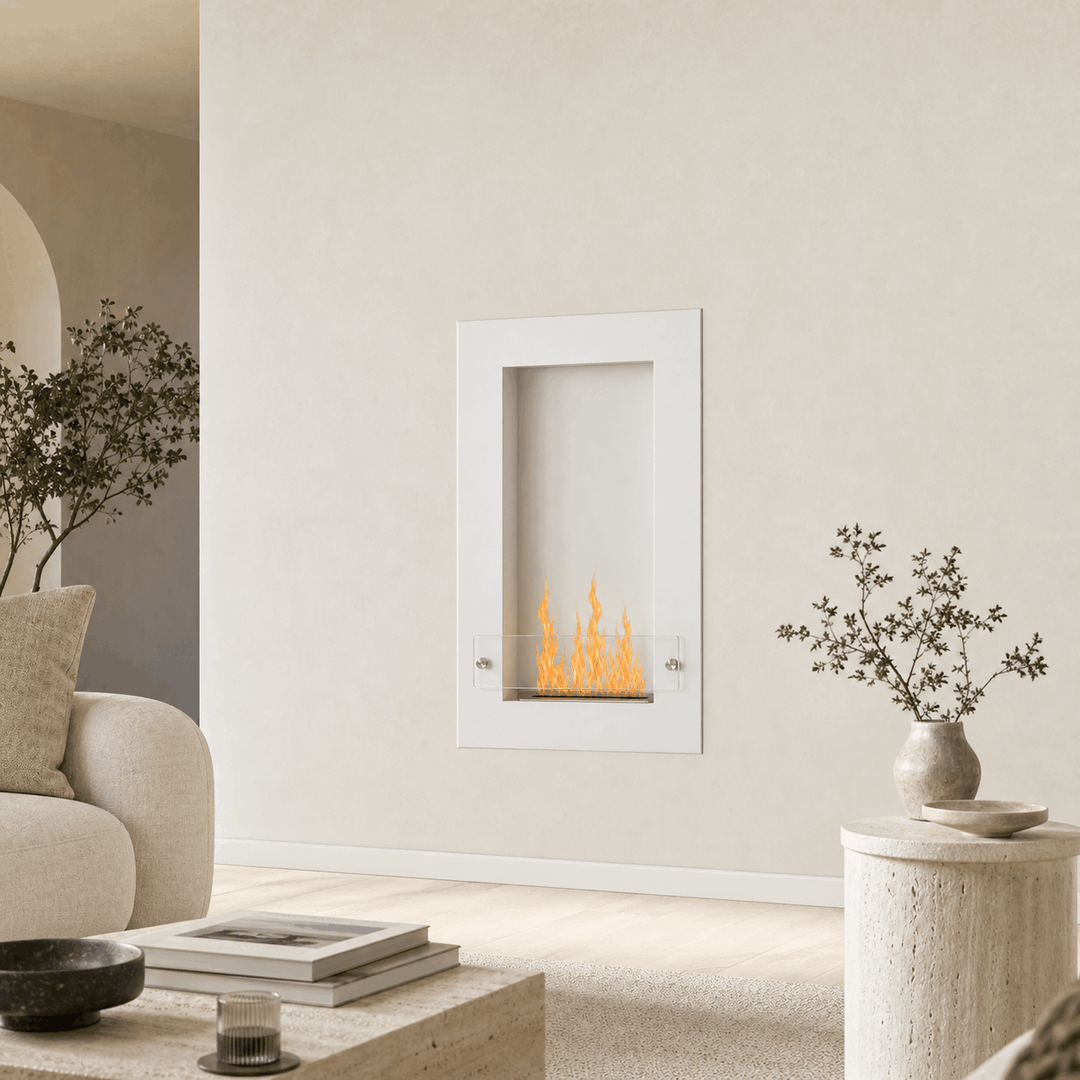 WIKAO Bioethanol Wandkamin und Einbaukamin VERTIGO in Weiß mit Glas in einem hellen Wohnzimmer