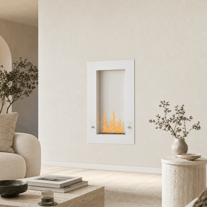 WIKAO Bioethanol Wandkamin und Einbaukamin VERTIGO in Weiß mit Glas in einem hellen Wohnzimmer