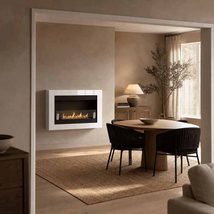 WIKAO Bioethanol Wandkamin VILLA in Weiß Hochglanz mit Glas an einer hellen Esszimmerwand