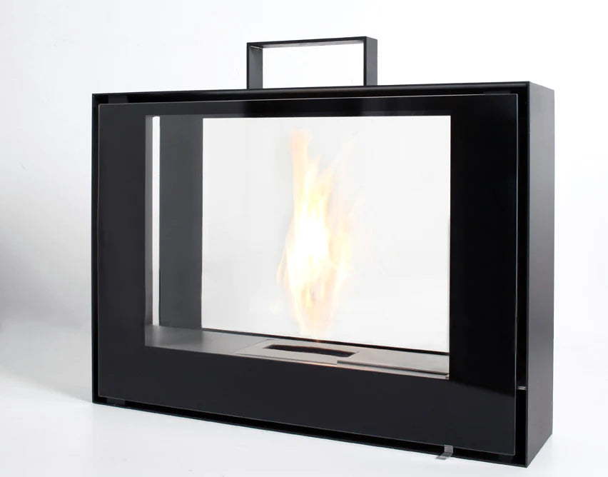 Bioethanol Standkamin TRAVELMATE von conmoto in Schwarz mit Flammen, Perspektivansicht auf weißem Hintergrund