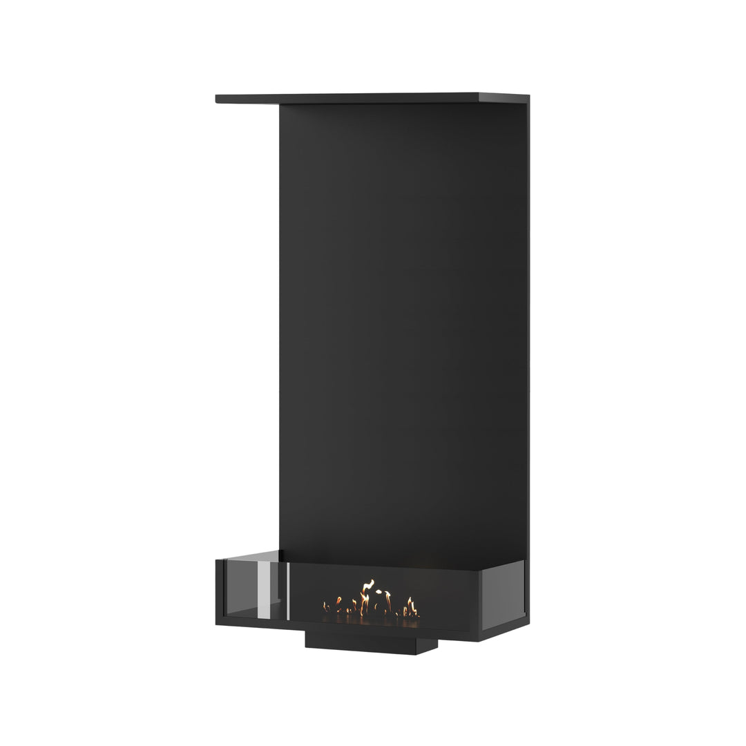 Dreiseitiger Bioethanol Einbaukamin MATE Vertikal 60x140 cm in Schwarz mit niedrigen Glasscheiben und Flammen, Perspektivansicht auf weißem Hintergrund
