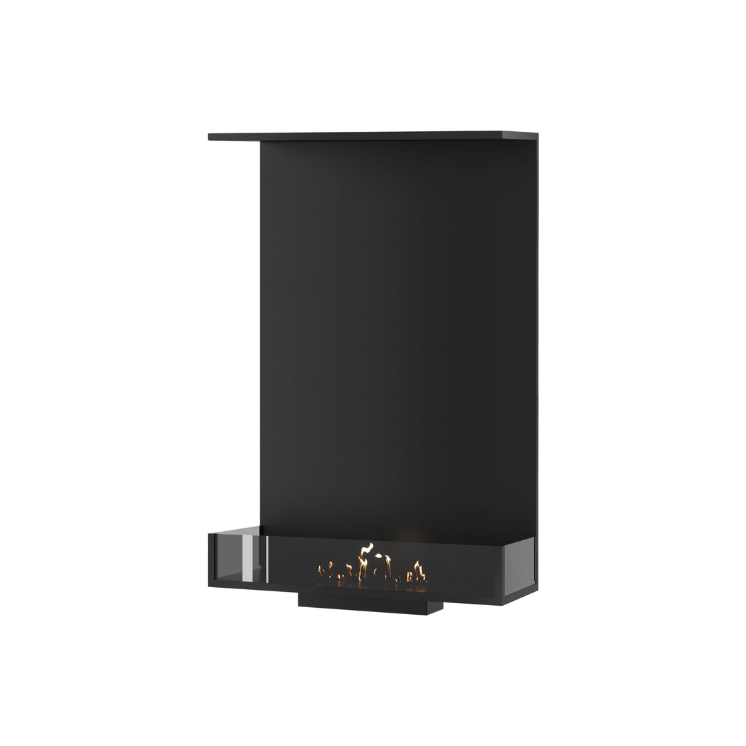 Dreiseitiger Bioethanol Einbaukamin MATE Vertikal 70x100 cm in Schwarz mit niedrigen Glasscheiben und Flammen, Perspektivansicht auf weißem Hintergrund