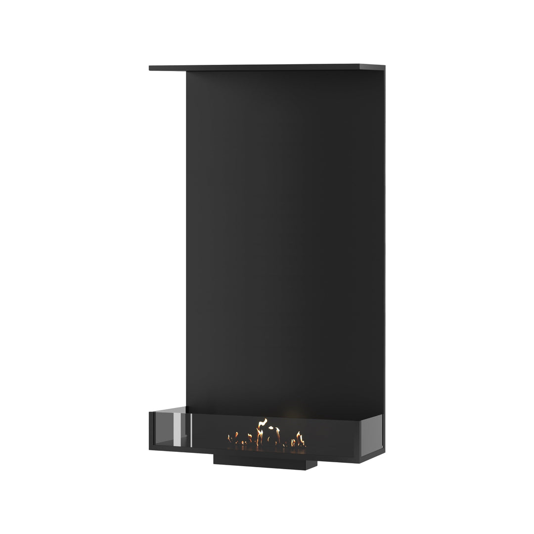 Dreiseitiger Bioethanol Einbaukamin MATE Vertikal 70x140 cm in Schwarz mit niedrigen Glasscheiben und Flammen, Perspektivansicht auf weißem Hintergrund