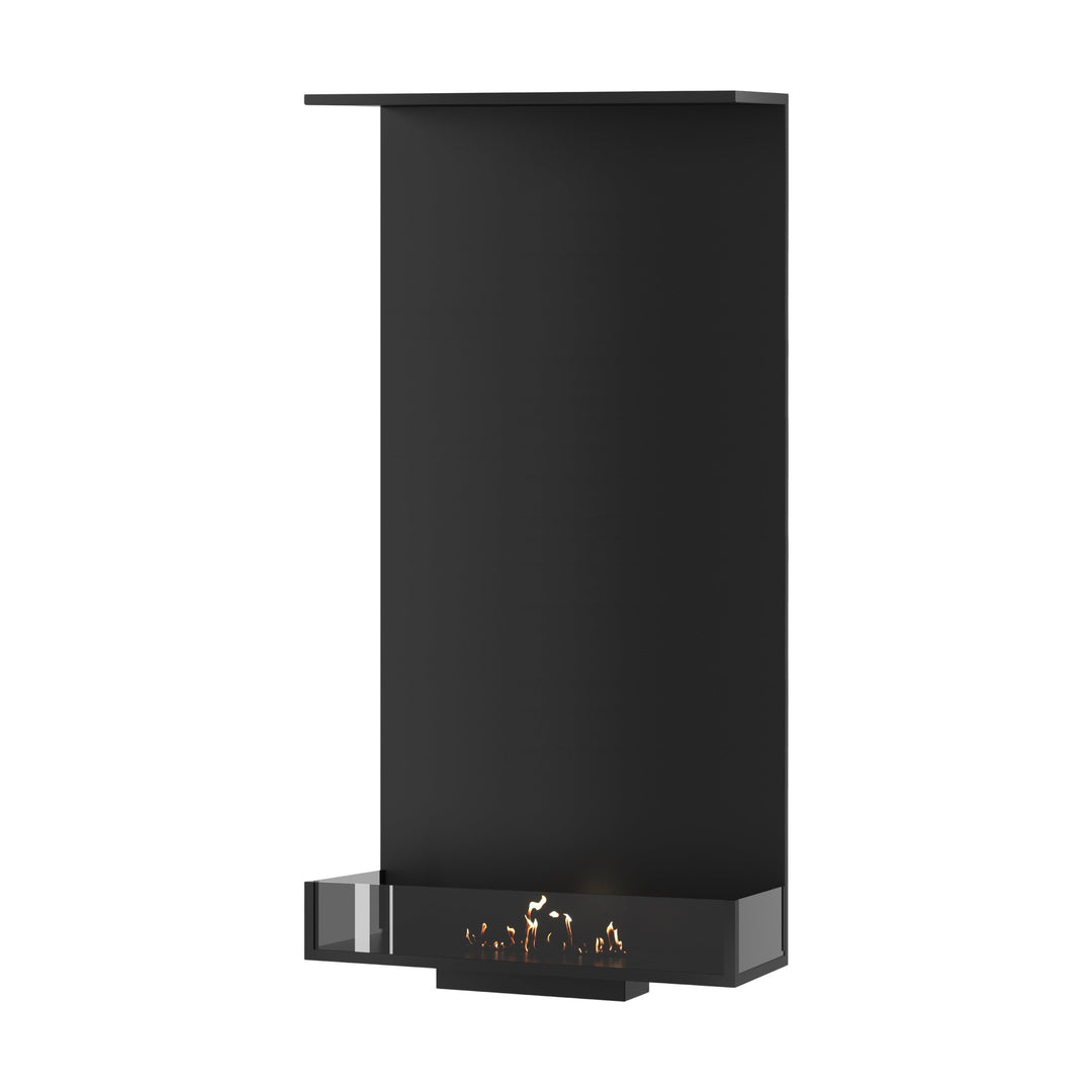 Dreiseitiger Bioethanol Einbaukamin MATE Vertikal 70x160 cm in Schwarz mit niedrigen Glasscheiben und Flammen, Perspektivansicht auf weißem Hintergrund